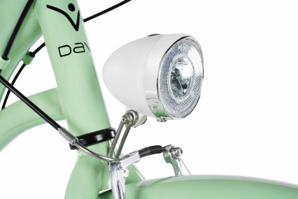Cykellampa på grön cykel, närbild framgaffel.