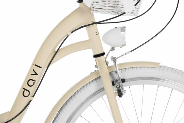 Davi-cykel med korg och lampa, närbild hjul.