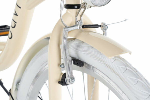 Närbild av cykelhjul med stänkskärm och broms.