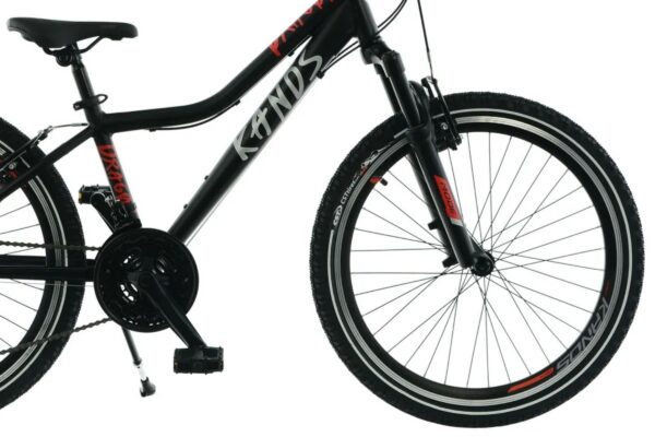 Svart cykel med framhjul och pedaler synliga