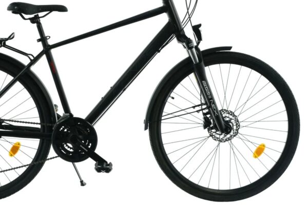 Svart cykel med skivbromsar och stänkskydd