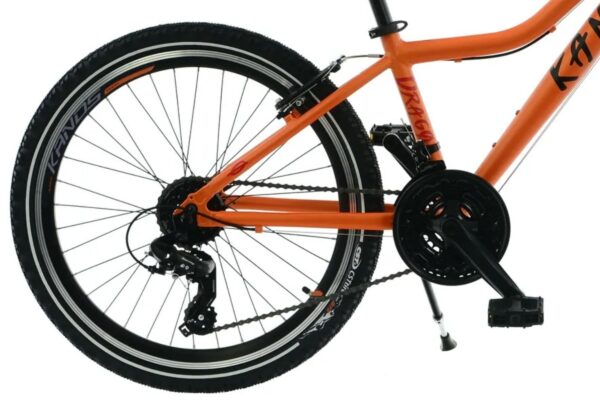 Orange cykelbakdel med kedja och hjul