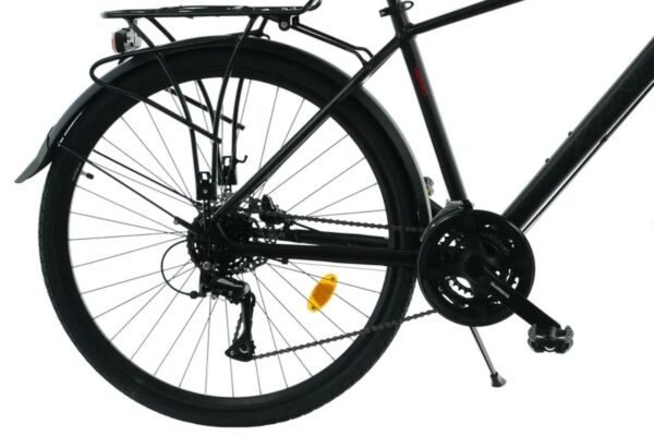 Svart cykel med Shimano-växlar och bakhjul.