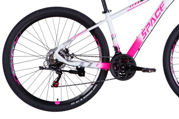 Różowy rower górski na białym tle