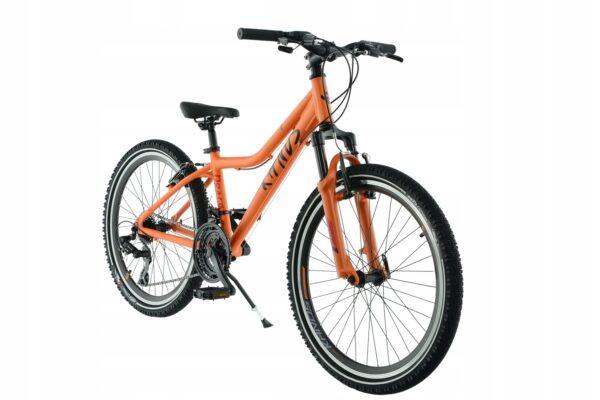 Orange mountainbike med svarta däck och styre.