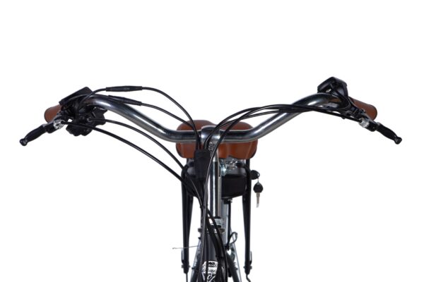 Widok kierownicy roweru z brązowym siedzeniem