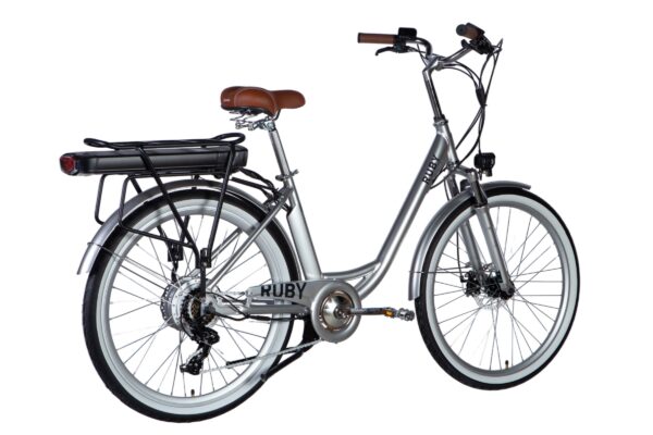 Srebrny rower elektryczny z brązowym siodłem.