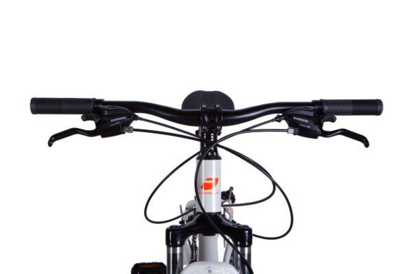 Cykelstyre med bromsar och kablar, sedd framifrån.