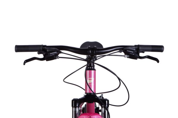 Widok na kierownicę różowego roweru górskiego.