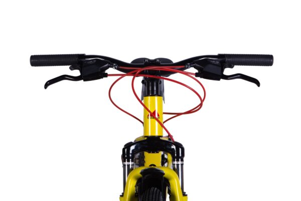 Gul cykel framifrån med styre och röda kablar.
