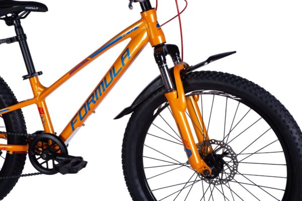 Orange mountainbike med däck och ram.