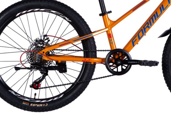 Orange cykel med tjocka däck och kedjedrift.