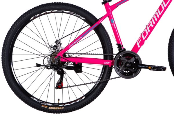 Różowy rower górski z dużymi kołami.