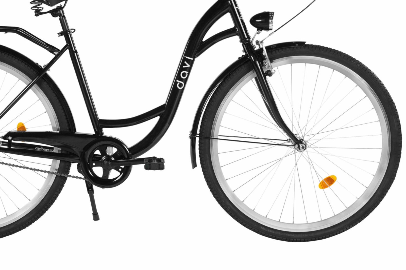 Czarne rower miejski z widocznym kołem.