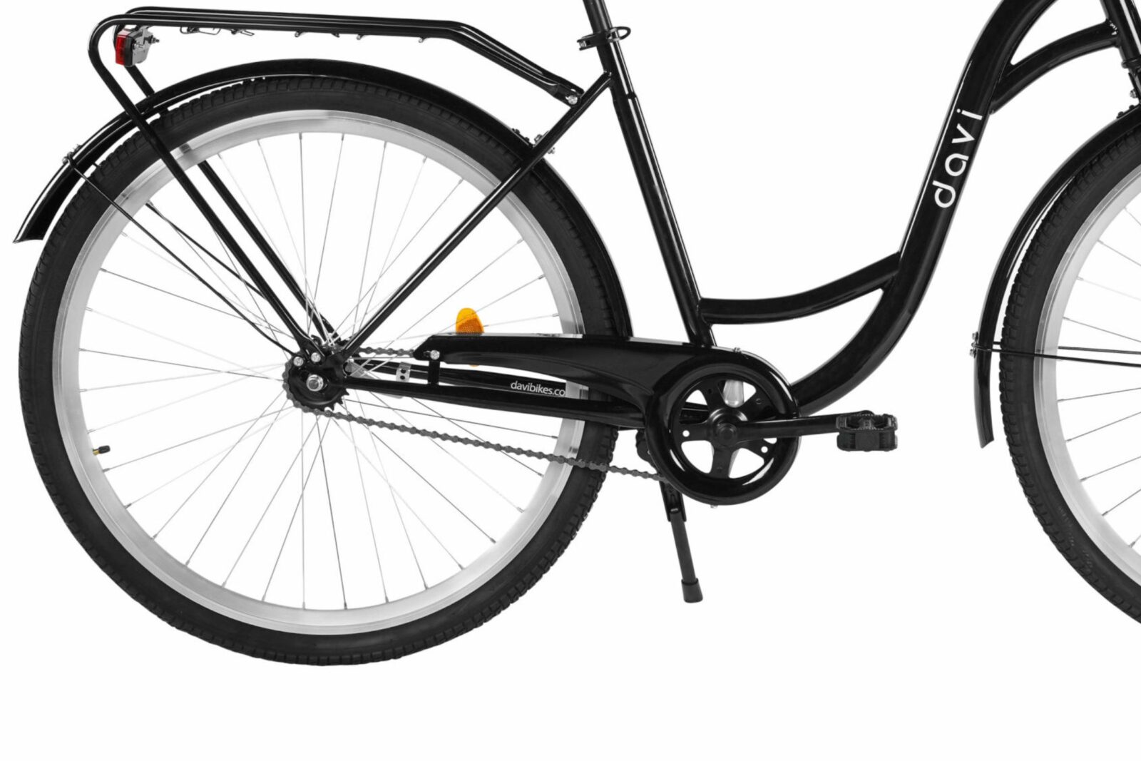 Czarny rower z metalową ramą i dużymi kołami