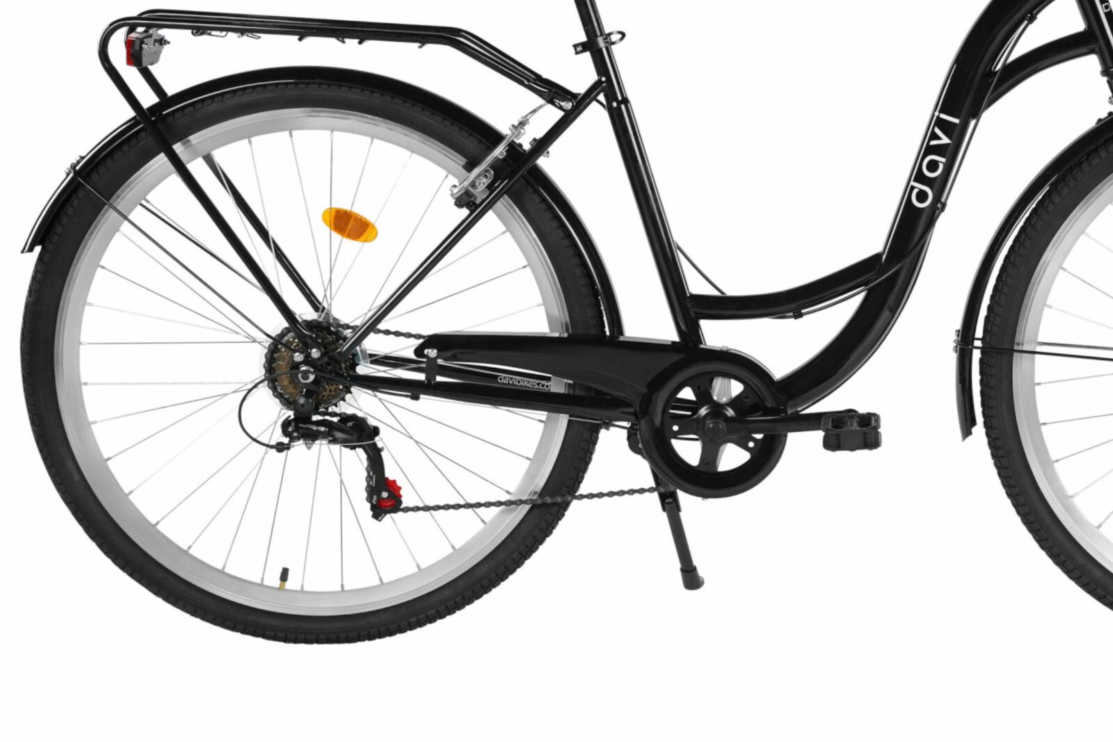 Czarny rower z tylnym kołem i bagażnikiem.