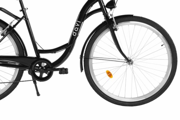 Czarna rower z widocznym kołem i pedałami