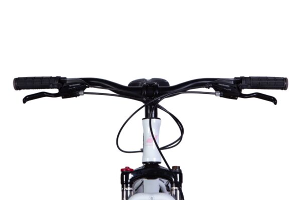 Widok na kierownicę roweru górskiego.