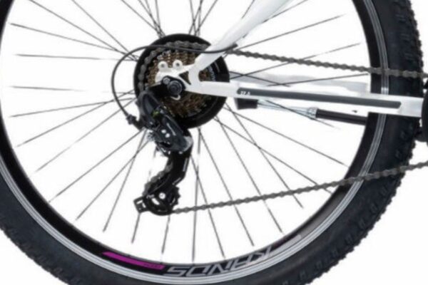 Tylnie koło roweru z przerzutką i łańcuchem.