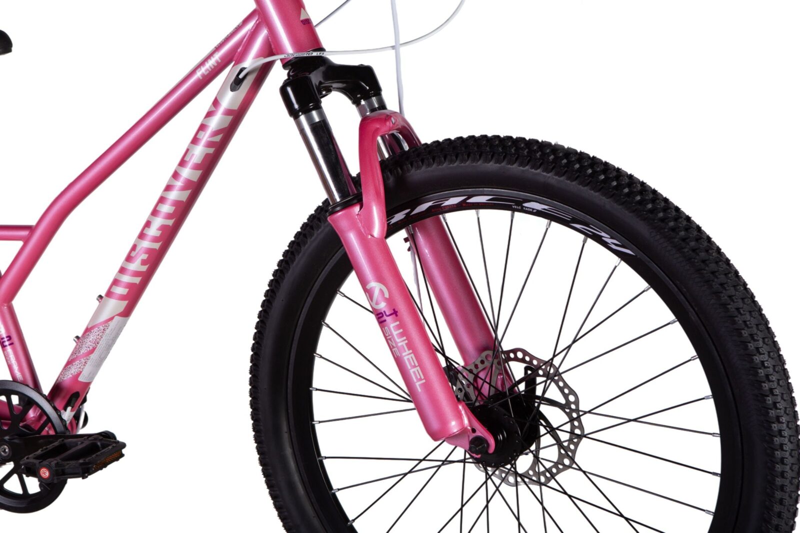 Różowy rower górski z przednim widelcem.