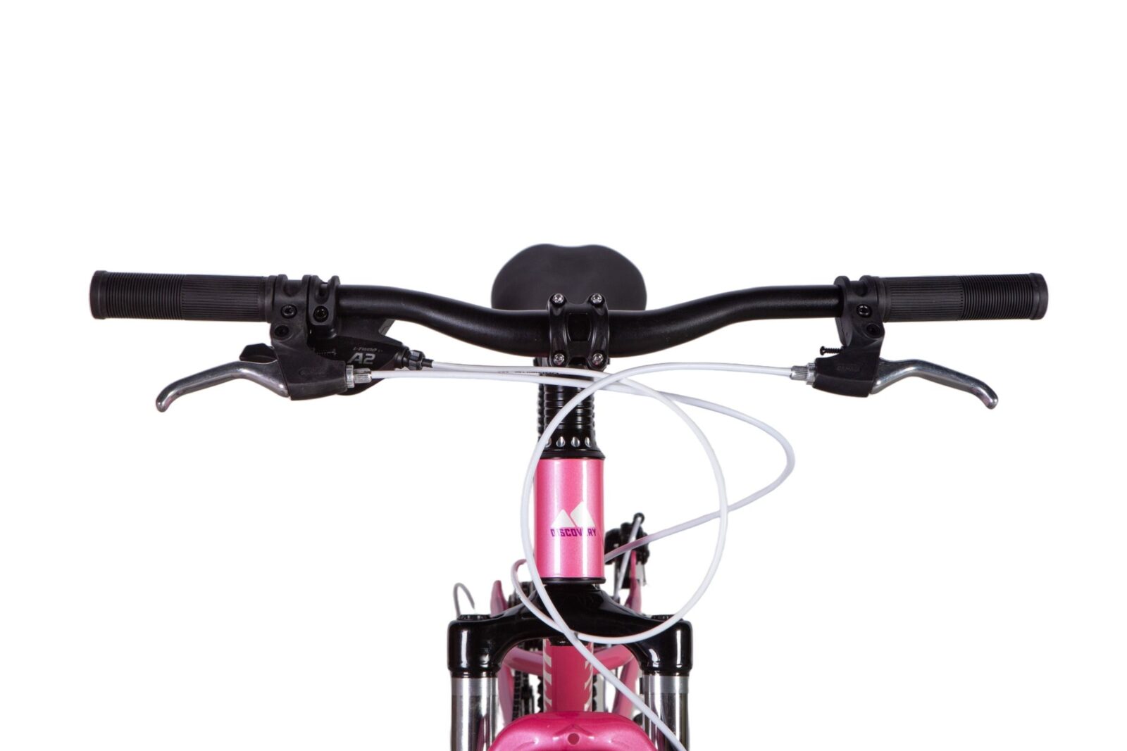 Kierownica różowego roweru górskiego.