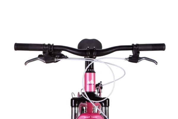 Kierownica różowego roweru górskiego.