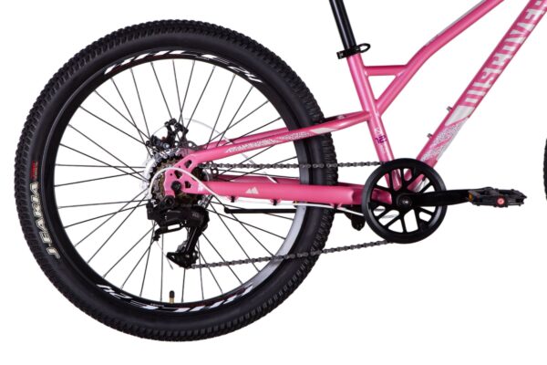 Różowy rower górski z widokiem na tył