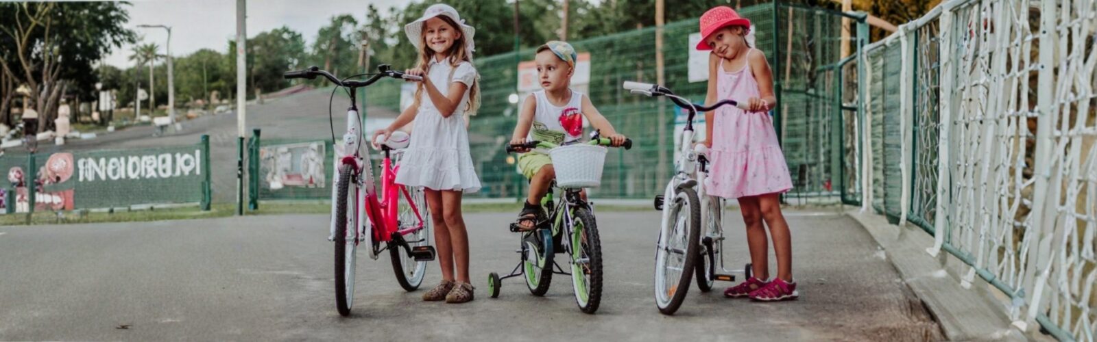 Dzieci jeżdżące na rowerach w parku.