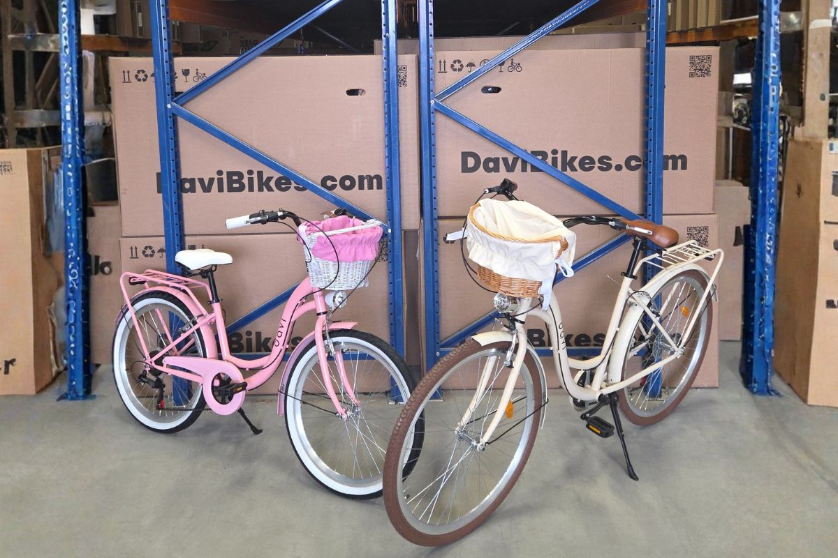 Dwa rowery w magazynie z pudełkami