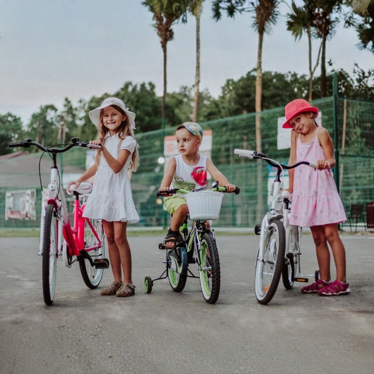 Dzieci na rowerach w letnich ubraniach.