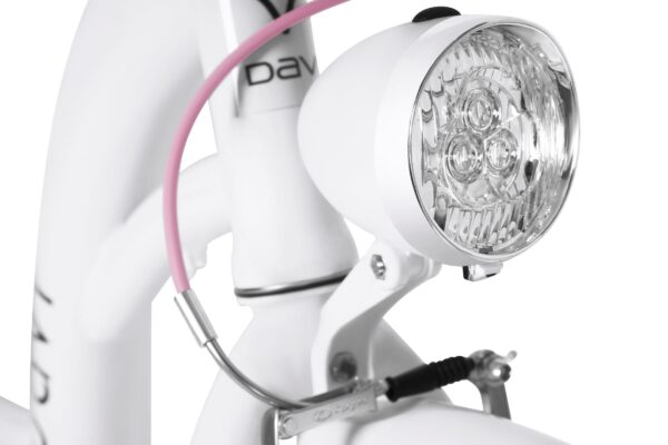 Stylowe oświetlenie rowerowe na białej ramie