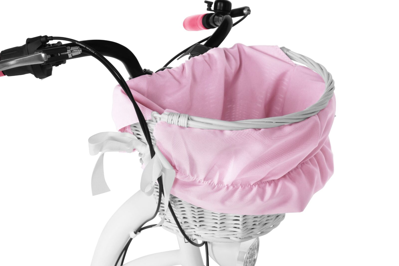 Różowy koszyk rowerowy z białym wiklinowym dnem.