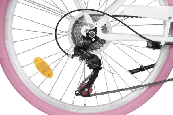 Widok tylniego koła roweru z przerzutką.