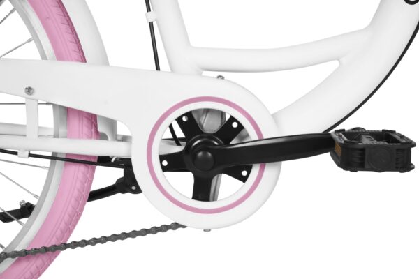 Części białego roweru z różowymi elementami.