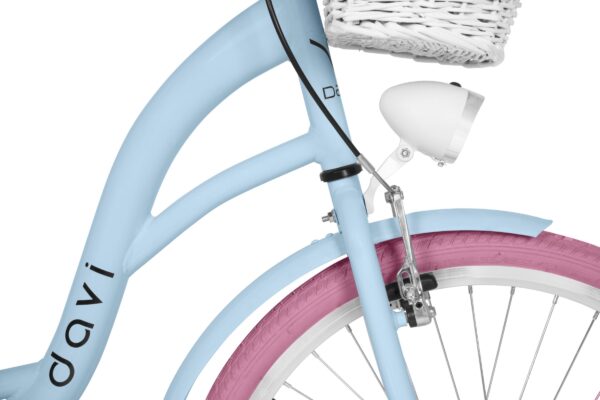 Niebieski rower z różowym oponą i koszykiem.