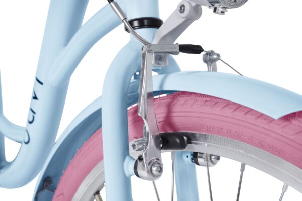 Szczegół roweru z niebieską ramą i różowymi oponami