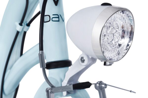 Lampa rowerowa na niebieskiej ramie