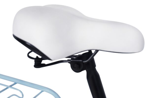 Biała siodło rowerowe na czarnej ramie.