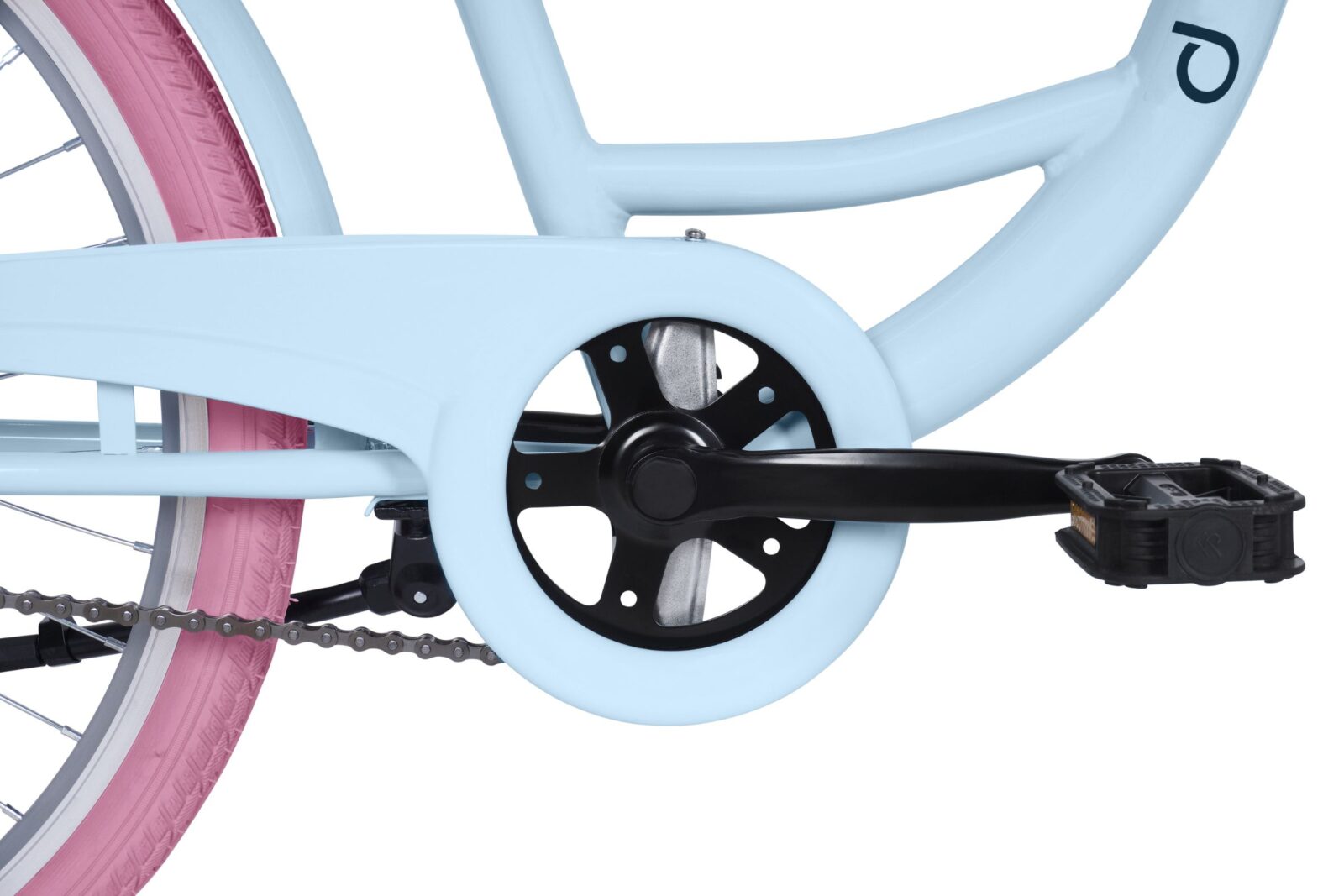 Fioletowy rower z niebieskimi elementami i pedałami.