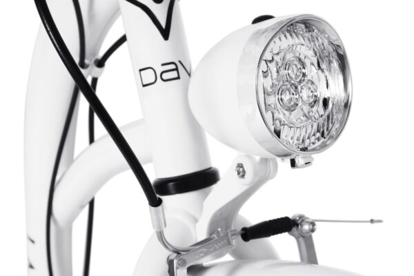 Biały rower z przednim światłem.