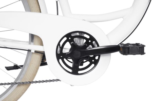 Zbliżenie na pedały białego roweru