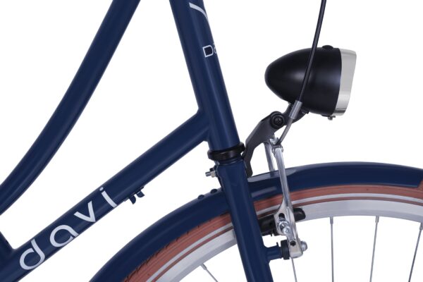 Szczegóły roweru z lampą przednią.