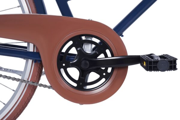 Detale mechanizmu rowerowego z brązowym osłoną.