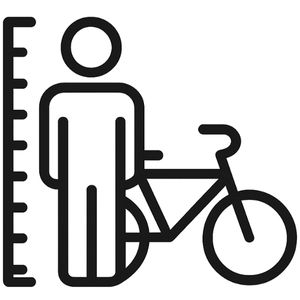 Postać obok roweru i miarki