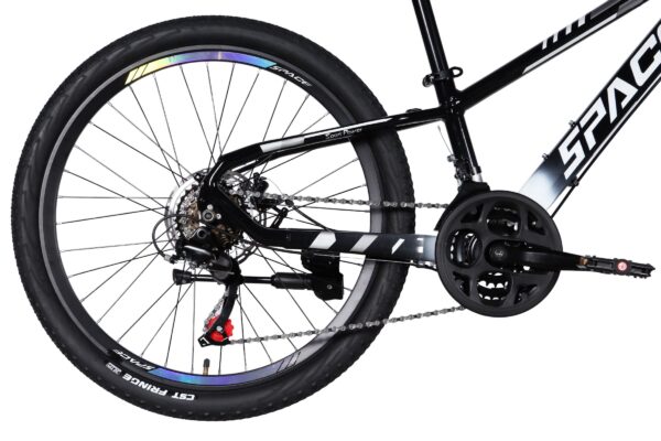 Koło roweru z napędem i oponami.