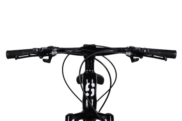 Ujęcie kierownicy roweru górskiego z przodu