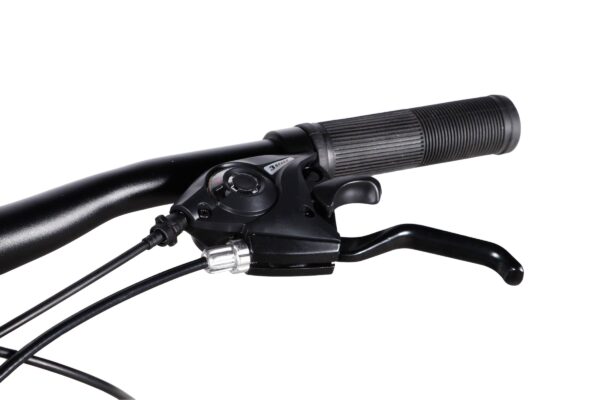 Zbliżenie na manetkę rowerową z hamulcem